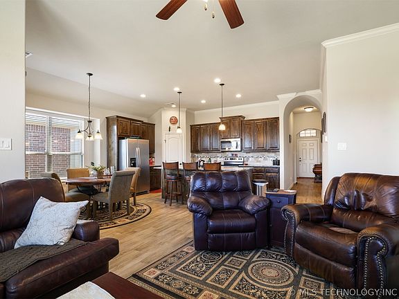 3rd image of 84 Tallgrass St