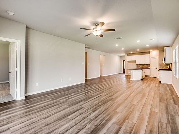 4th image of 605 Cedar Springs Dr