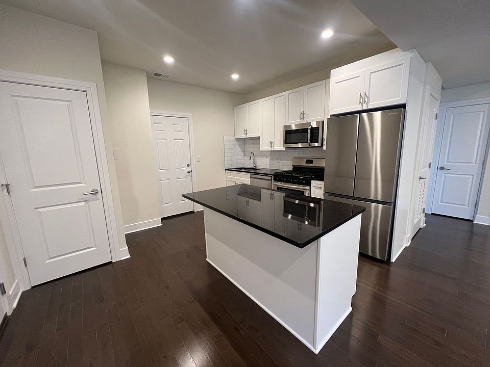 1st image of 4935 N Claremont Ave APT 2E