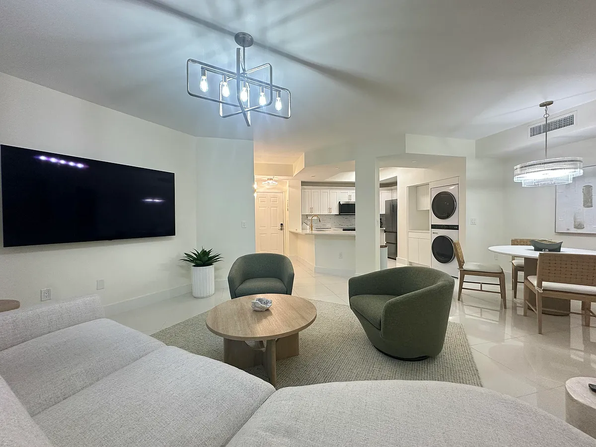 Building Photo - 630 Sapodilla Ave #110