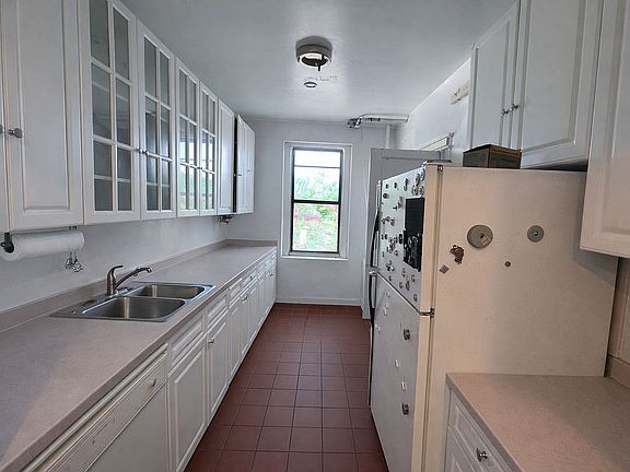 3rd image of 1825 Riverside Dr APT 5B