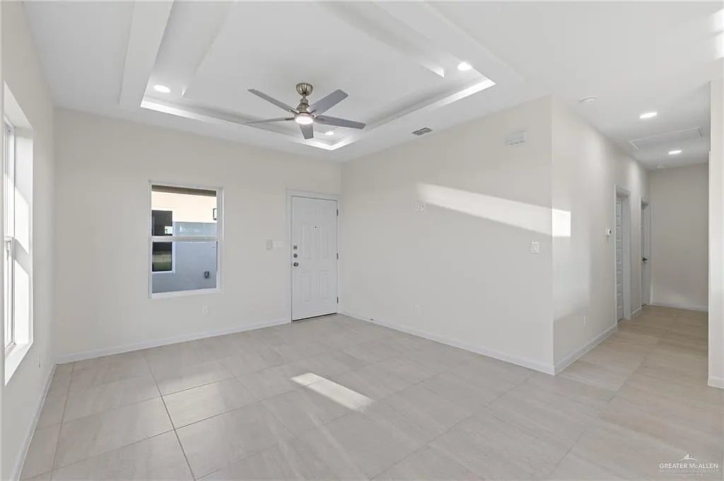 3 bed, 2.0 bath, 2072 sqft, $1,300 — Photo 4