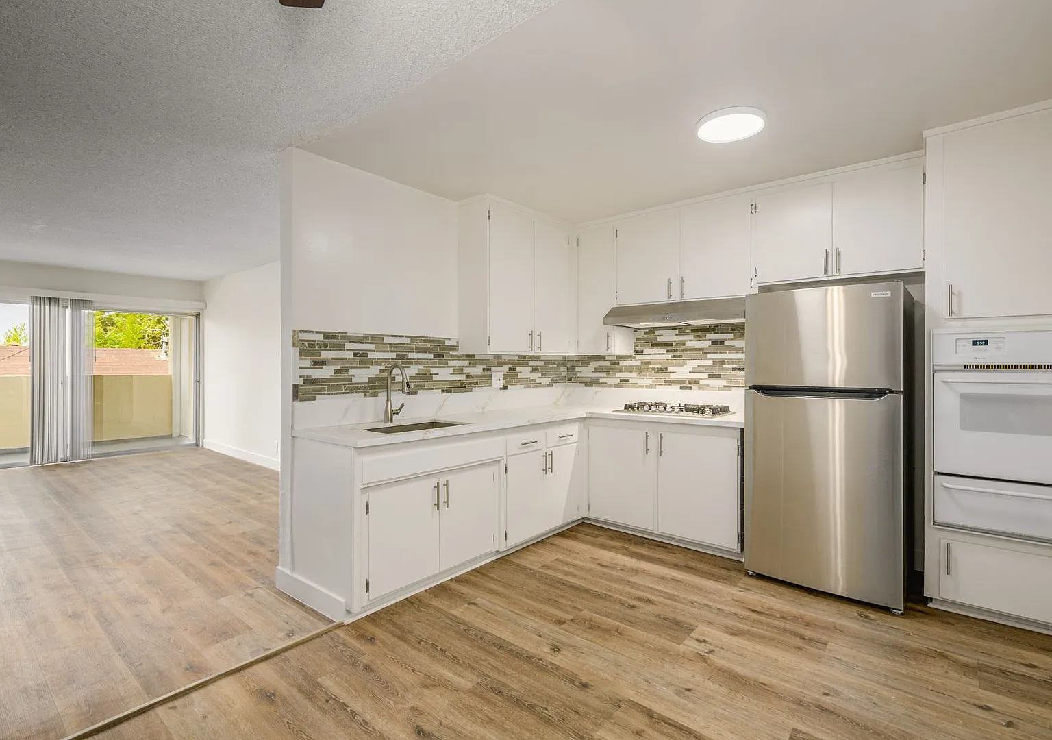 1521 E Windsor Rd — Photo 1