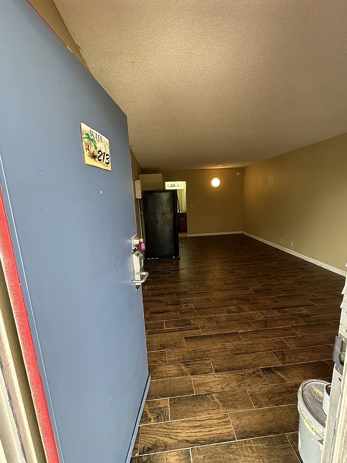 Studio, 1.0 bath, 300 sqft, $950 — Photo 3