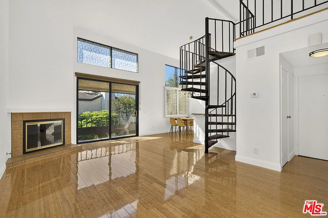 1 bed, 1.0 bath, 846 sqft, $3,300 — Photo 1