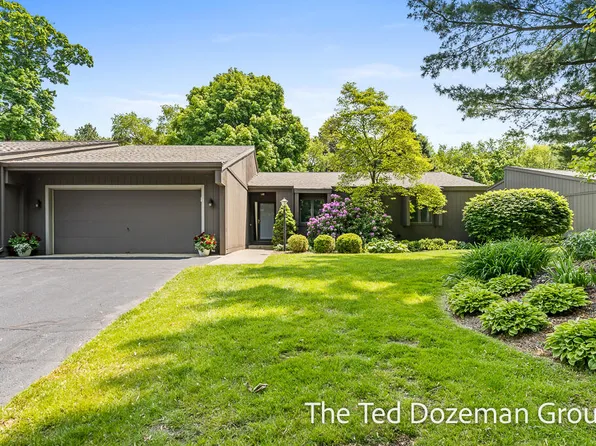 807 Brook Village Dr, Holland, MI 49423