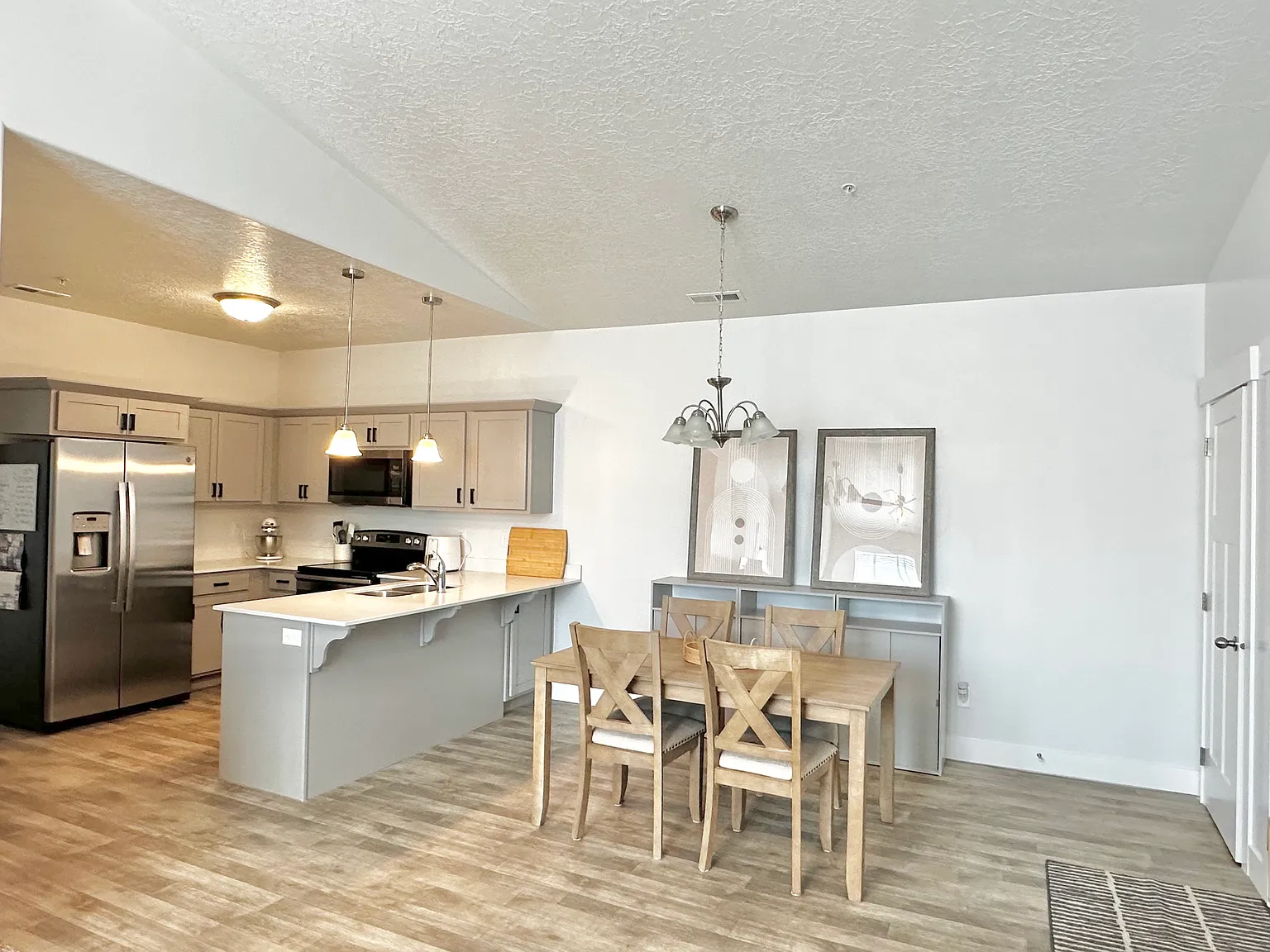 3 bed, 1272 sqft, $2,050 — Photo 2