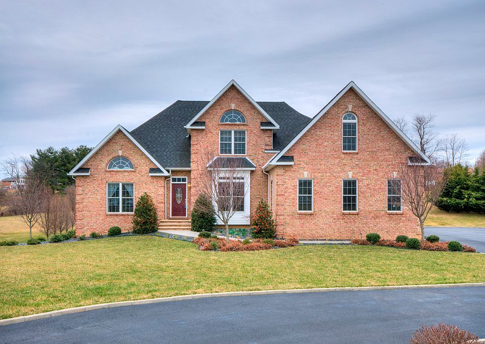 1st image of 2125 Knoll Crest Dr