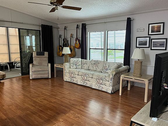 3rd image of 526 Amberjack Dr