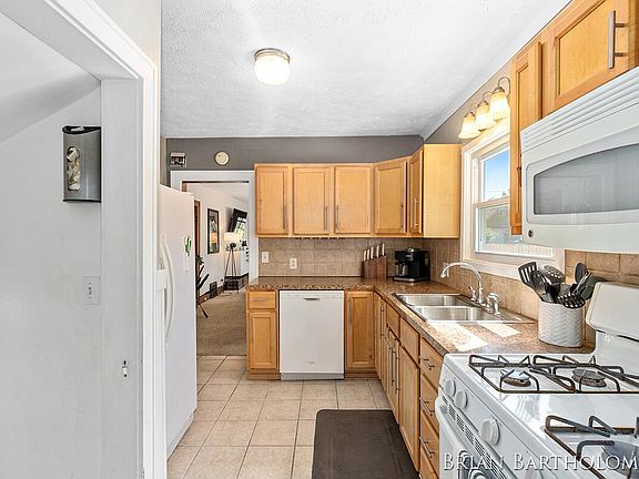 5th image of 2113 Duiker Ave NE