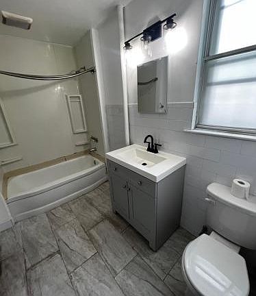 4th image of 2738 Gifford Ave Floor 1