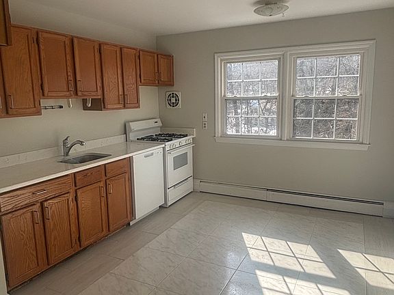 3rd image of 156 Bank St Floor 2