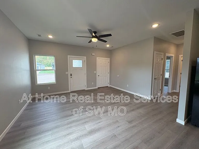 4930-8 W Minota St — Photo 3