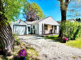 905 Rockland Rd, Lake Bluff, IL 60044