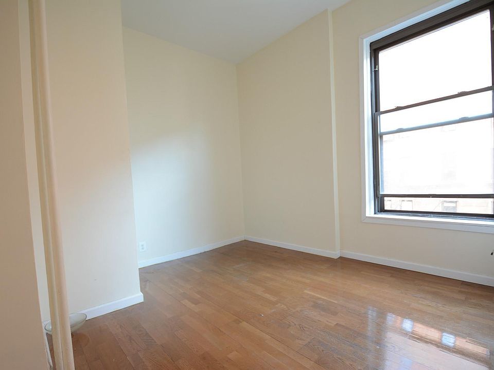 2nd image of 101 W 75th St Unit 3AA