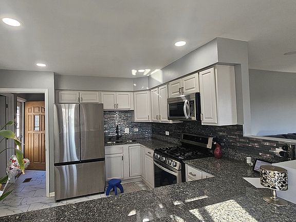 5th image of 1353 Spring Valley Dr