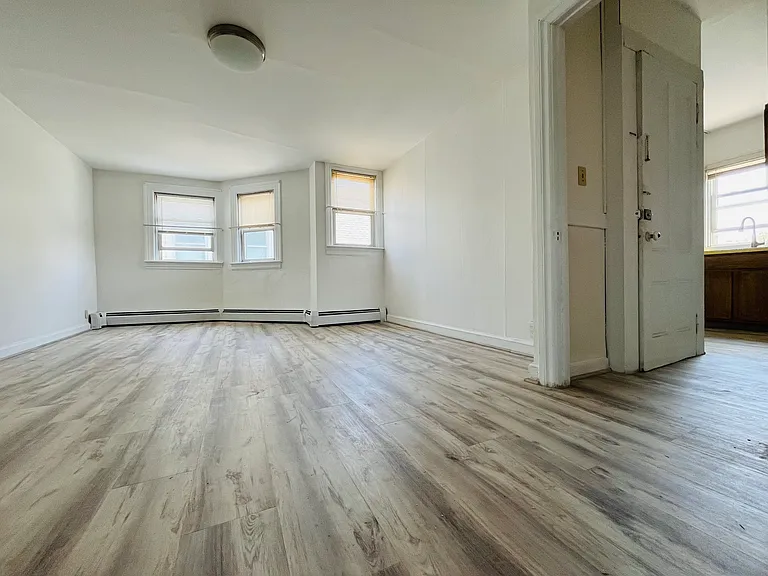 160 Penn St #3 — Photo 15