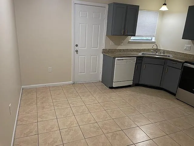 117 Hampton Dr — Photo 3