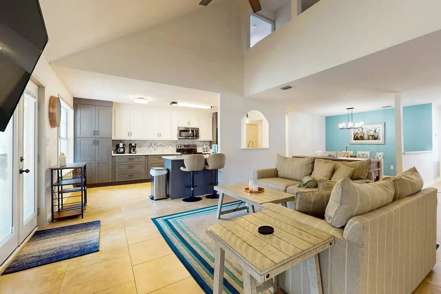 5 bed, 2.0 bath, 2529 sqft, $6,873 — Photo 2