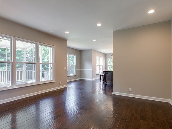5th image of 284 Wisteria Dr