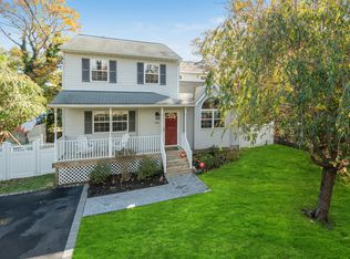 100 Dawn Rd, Rocky Point, NY 11778