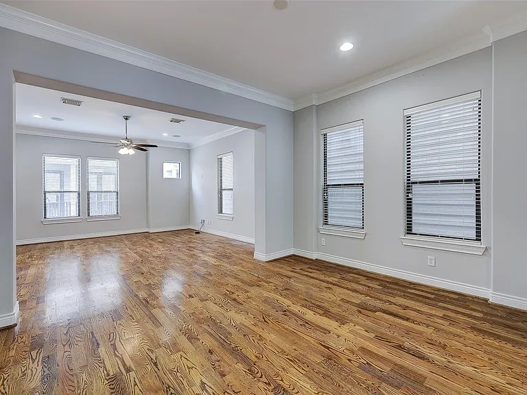 3245 Maxroy St — Photo 9