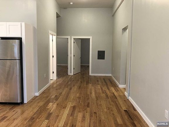 4th image of 2-8 Molter Pl #S1