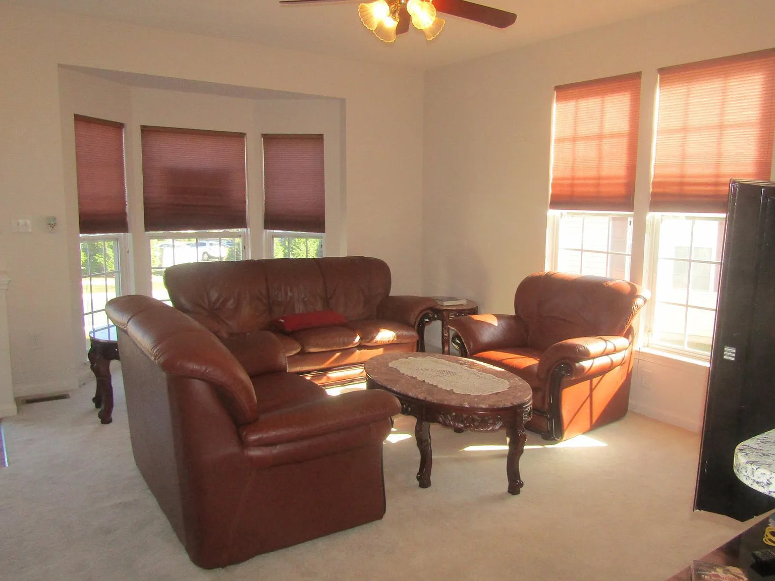 3 bed, 4.5 bath, 1946 sqft, $2,300 — Photo 2