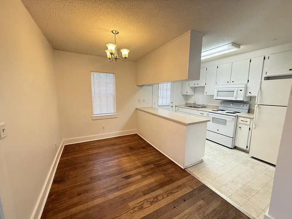 3 bed, 2.0 bath, 1450 sqft, $1,300 — Photo 3