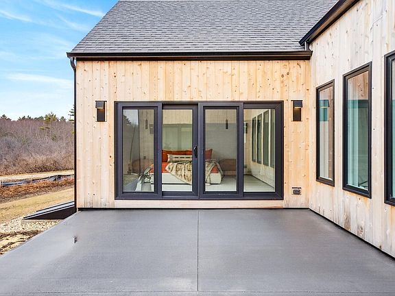 3rd image of 140 Longwoods Road