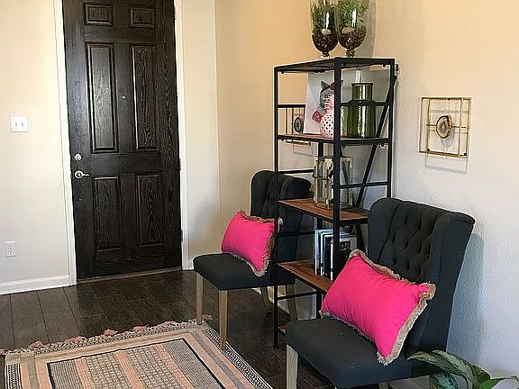 Entryway with ceramic tile