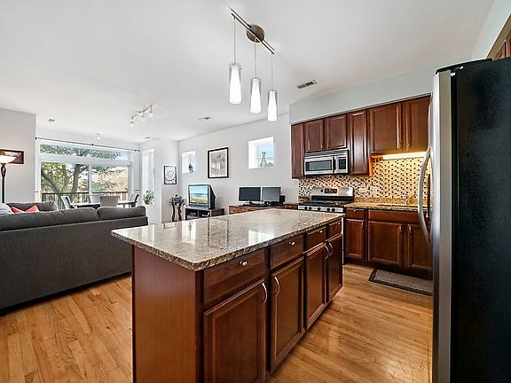 4th image of 3546 N Janssen Ave #3