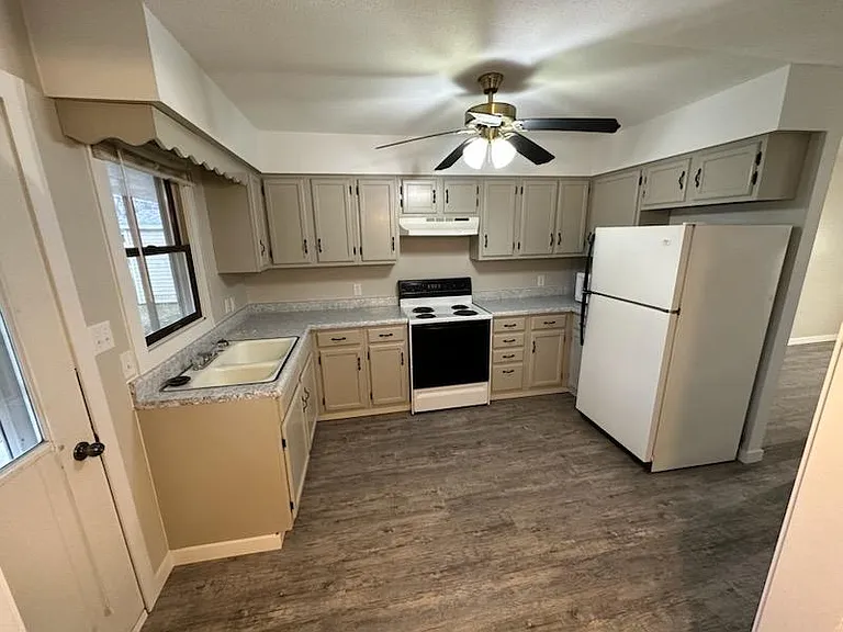 716 E 6th St S #2 — Photo 9