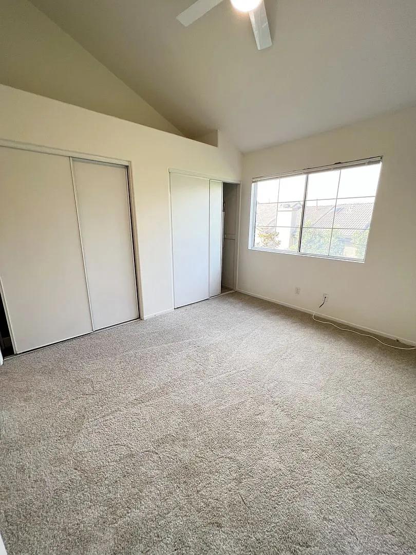 Large Townhome - 3 Bed/ 3 Bath with 2 car garage in Carmel Valley! — Photo 2