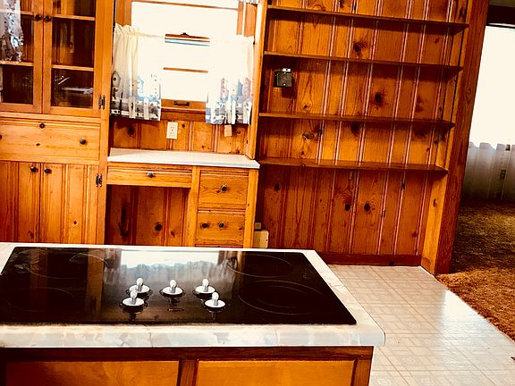Dining area in kitchen. 