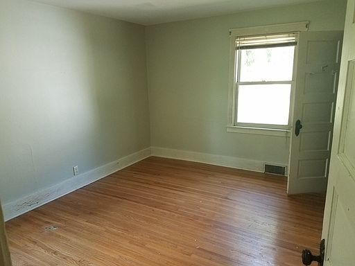 5th image of 1047 S Washington St
