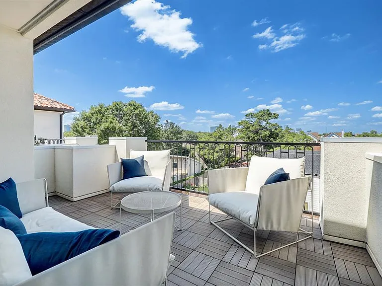 This breathtaking view captures all of downtown scenery. The veranda offers a great way to enjoy the outdoors and is a spacious area which can accommodate oversized furniture.