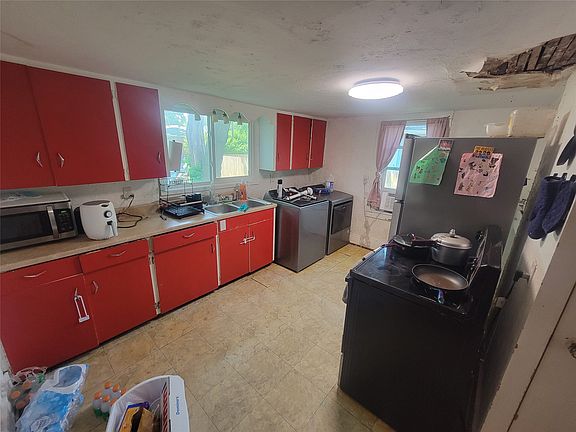 4th image of 310 W Robinson St