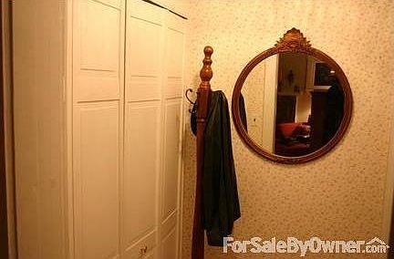 Front Foyer : Spacious Coat Closets