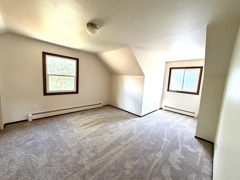 609 Belford St — Photo 32