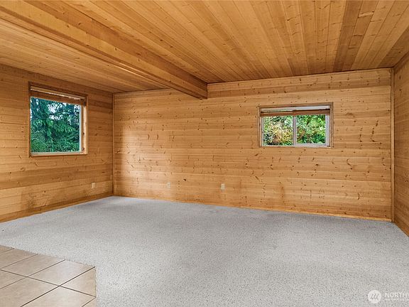 3rd image of 4692 NE Lincoln Road