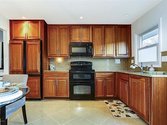 5th image of 227A Buckingham Ct