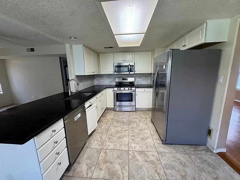 1142 Narcisco St NE — Photo 5
