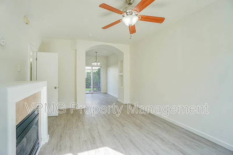 2 bed, 1.5 bath, 930 sqft, $1,795 — Photo 4