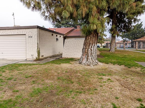 4th image of 1934 S Royal Oaks Dr