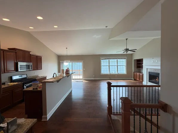 63 Cobblestone Ln, Le Claire, IA 52753
