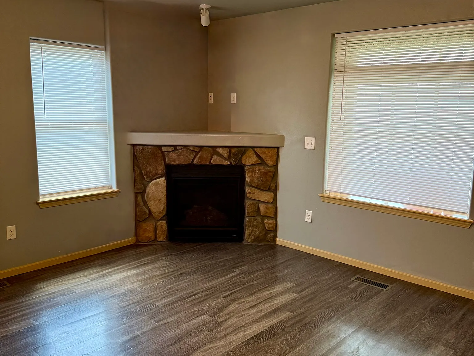6 bed, $4,272 — Photo 4