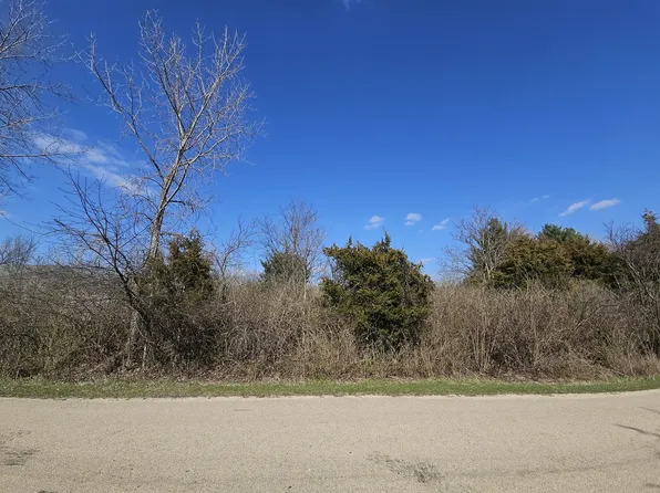 216 Cuyahoga Dr, Dixon, IL 61021