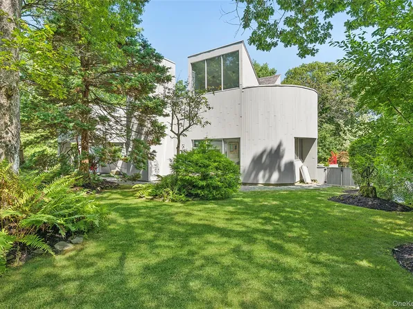 12 Lakewood Lane, Quogue, NY 11959