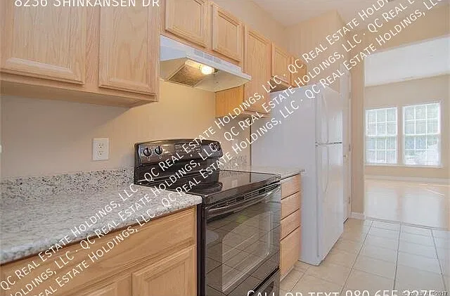 2 Story Brick Townhouse w Private Fenced Patio Near University City & Charlotte Amenities — Photo 4